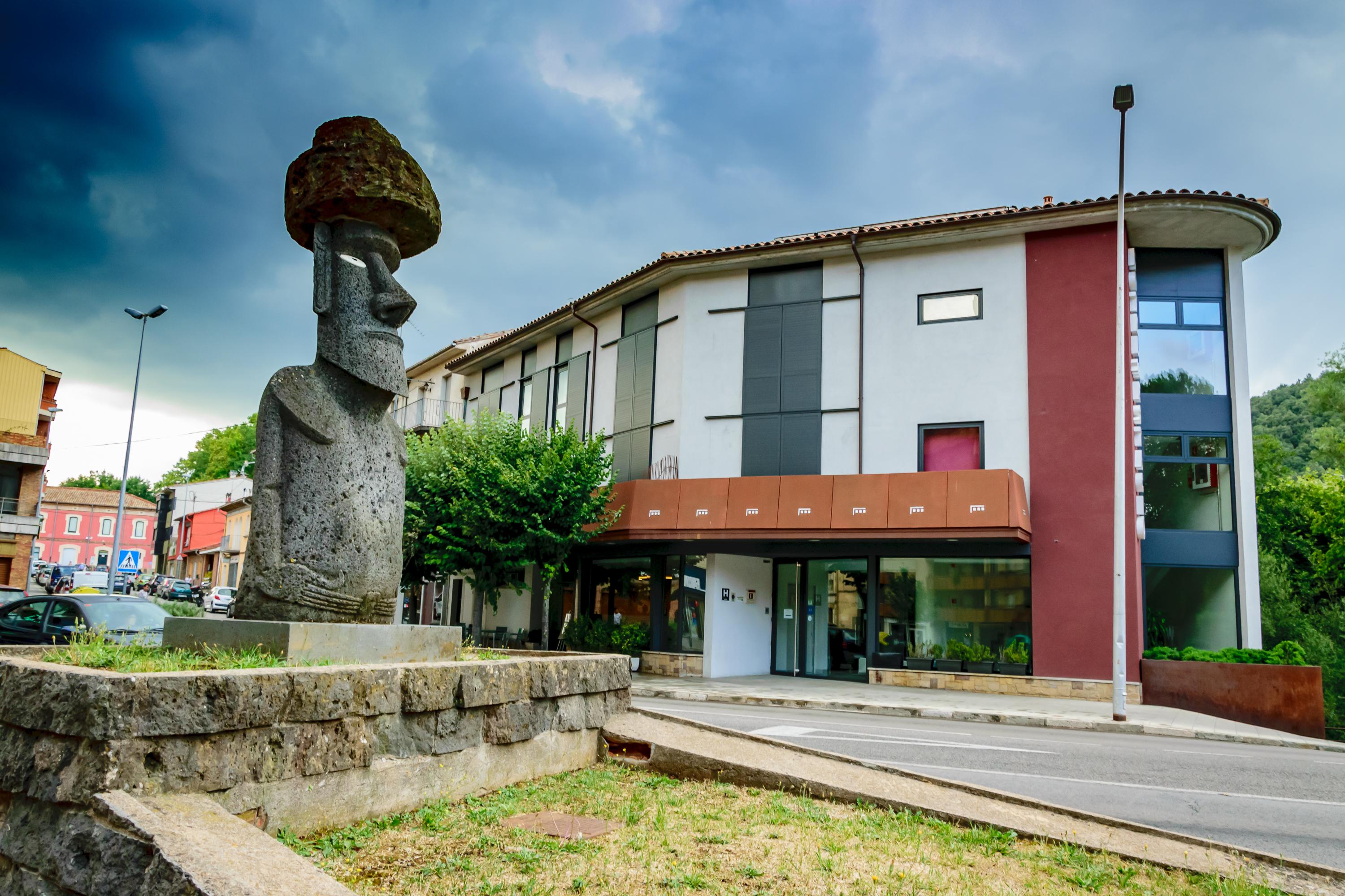 Hotel Estacio (Adults Only) Olot Bagian luar foto